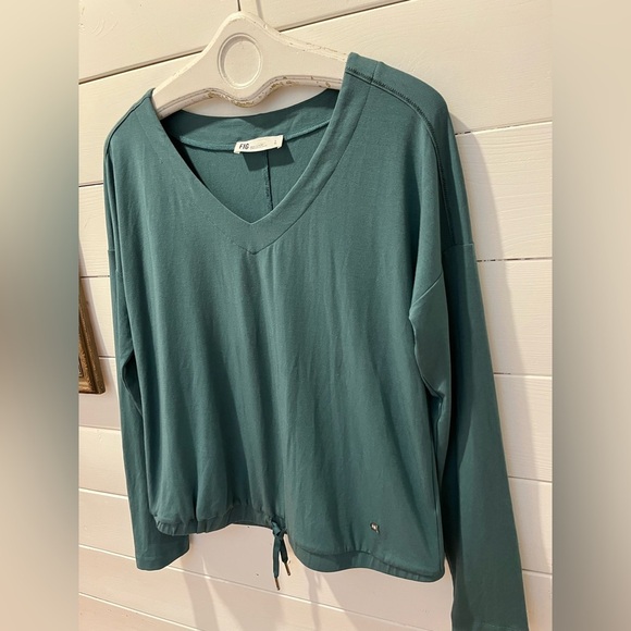 📍 FIG – Teal V-Neck Drawstring Hem Top (Size L) - Picture 2 of 7